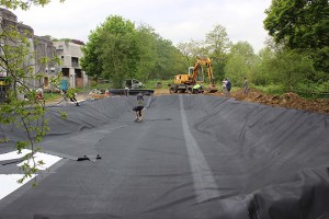 Chantier de la mise en place du bassin
